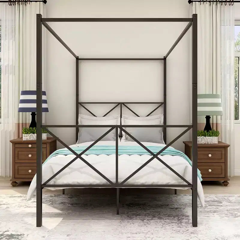 Letto matrimoniale nero in metallo a baldacchino con decorazioni a ricciolo, per 2 adulti
