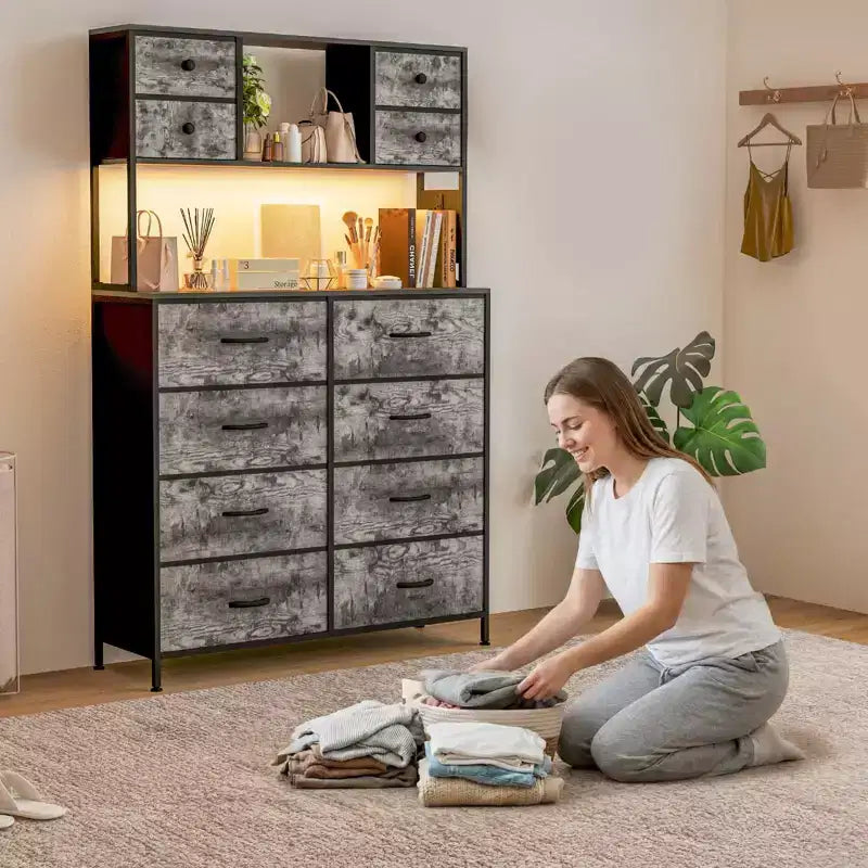 Cassettiera a 12 cassetti in tessuto nero/marrone/grigio/bianco con luce a LED e presa di corrente, ripiani aperti, per 1 persona