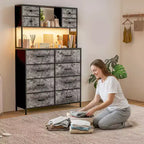 Cassettiera a 12 cassetti in tessuto nero/marrone/grigio/bianco con luce a LED e presa di corrente, ripiani aperti, per 1 persona