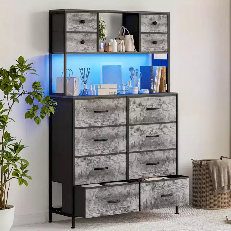 Cassettiera a 12 cassetti in tessuto nero/marrone/grigio/bianco con luce a LED e presa di corrente, ripiani aperti, per 1 persona