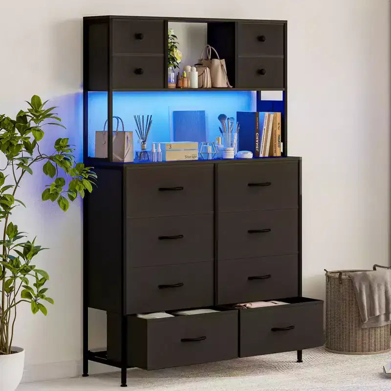 Cassettiera a 12 cassetti in tessuto nero/marrone/grigio/bianco con luce a LED e presa di corrente, ripiani aperti, per 1 persona