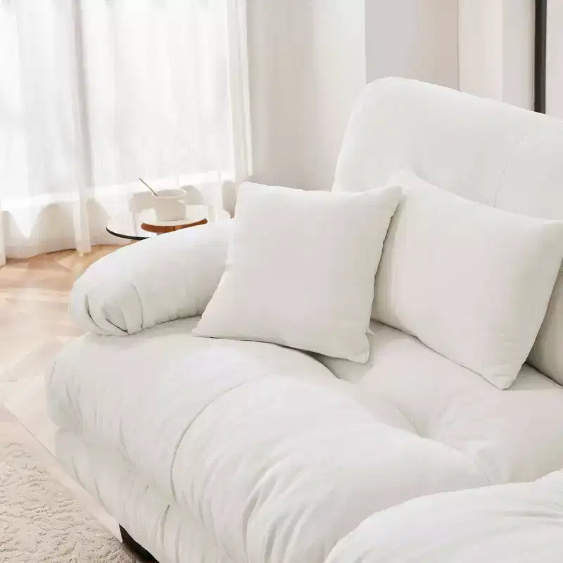 Divano 2 posti in velluto bianco con cuscini lombari e decorativi