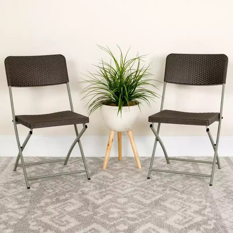 Sedia pieghevole in plastica effetto rattan marrone con struttura grigia, set da 2